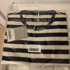 BNWT - Everlane - organic cotton box tee - S